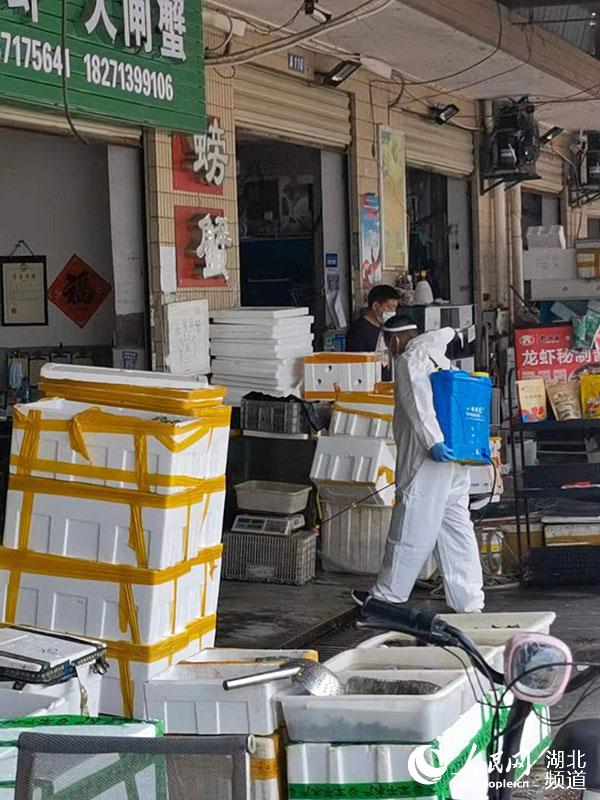 四季美大市場在進(jìn)行例行的消毒。人民網(wǎng)郭婷婷攝