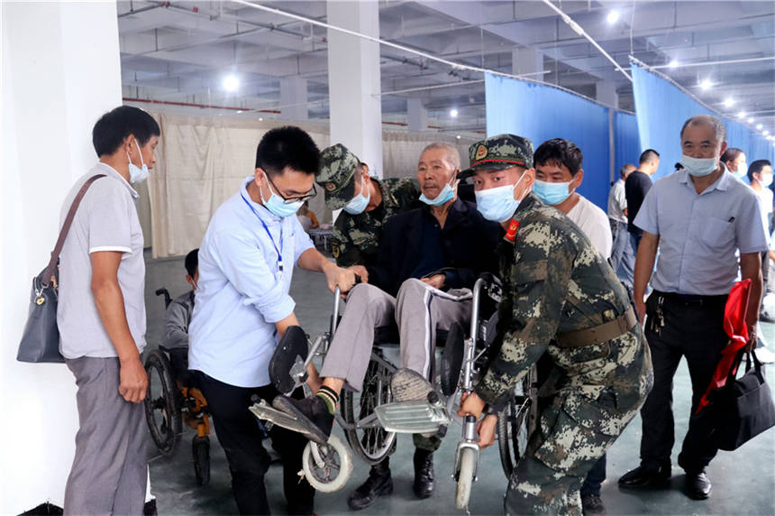 武警十堰支隊官兵幫助行走不便群眾進行轉(zhuǎn)移。