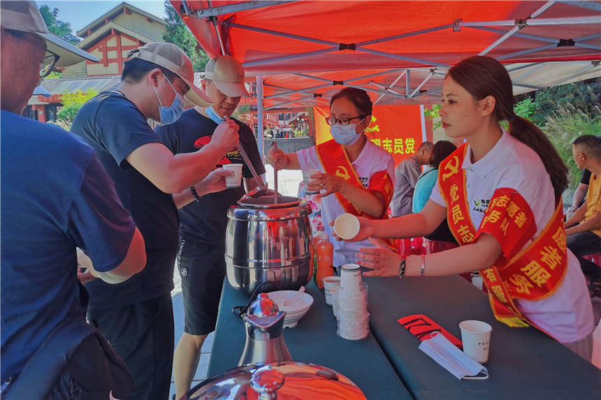 黨員服務崗為游客提供綠豆湯