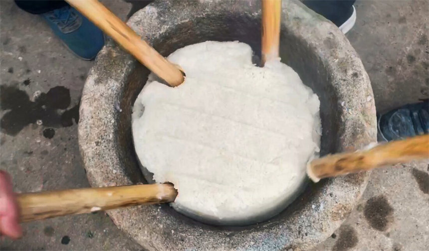 湖北紅安打糍粑。劉玲莉攝