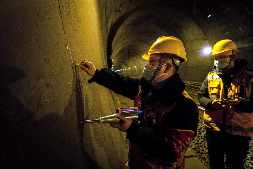 ���(y��ng)����(w��)�����(y��ng)����܇�g�z�鹤�^(q��)���L(zh��ng)�R�����ڌ�(du��)���V��K1016+978̎�u��ɽ�����M(j��n)�����c(di��n)�z�����_�����\(y��n)���g�ÿ���܇��·��ȫ���@���R���B�m(x��)�ڍ�λ�ϵĵ�26��(g��)����(ji��)���ں����z