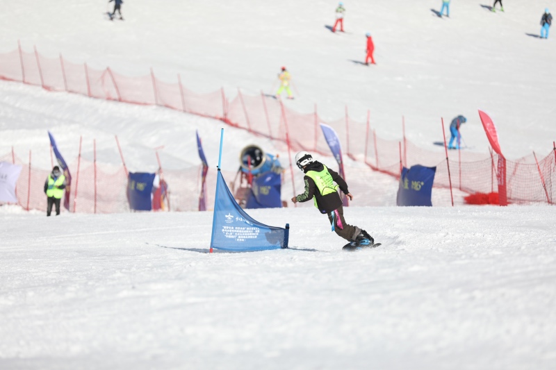 �G�[�»�ѩ�����ο����ڻ�ѩ��������z