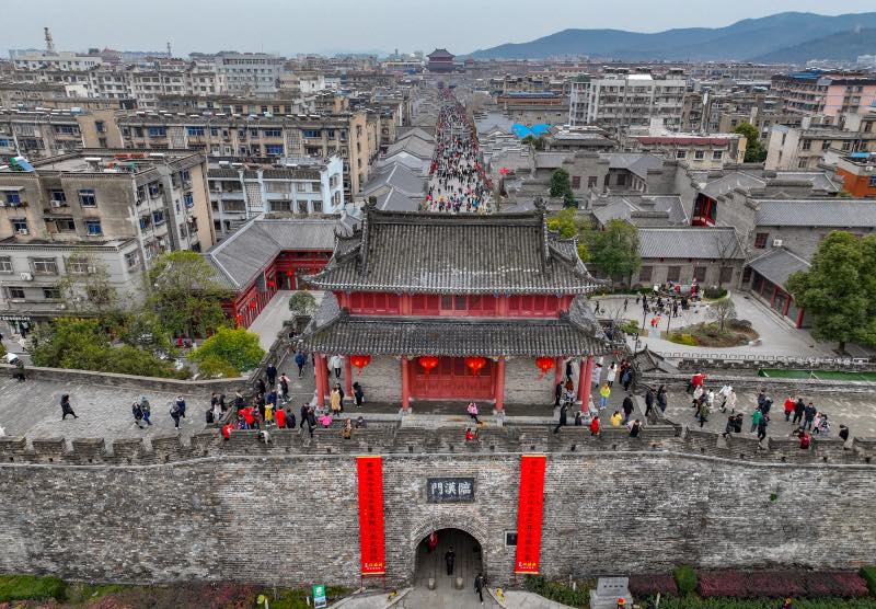 2��1�����r(n��ng)�v�����һ��������ο͵��Ϻ������(y��ng)�ųǉ��ϣ����p�ų����������ܹų���ζ��