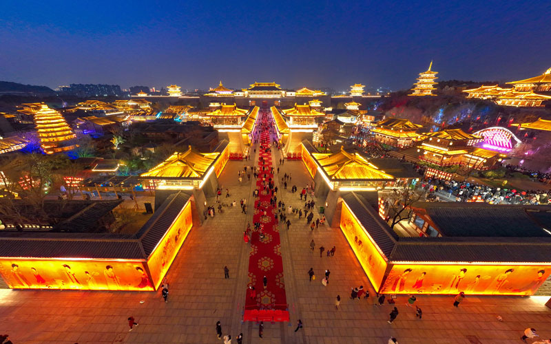 2��4�����������(y��ng)�ƳǾ��^(q��)�������������˱����ο�ǰ��(l��i)�pҹ����Ʒ��ζ���^(gu��)�L(zh��ng)�١�