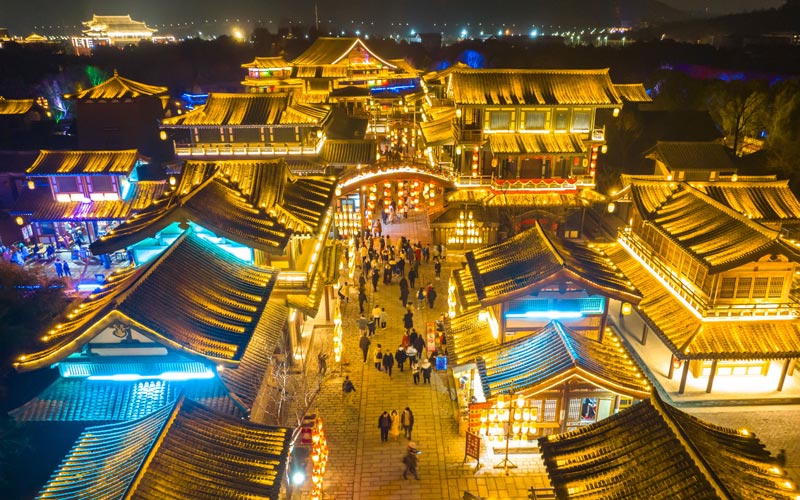 2��4�����������(y��ng)�ƳǾ��^(q��)�������������˱����ο�ǰ��(l��i)�pҹ����Ʒ��ζ���^(gu��)�L(zh��ng)����