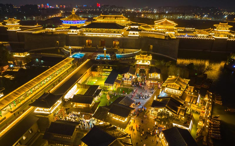 2��4�����������(y��ng)�ƳǾ��^(q��)�������������˱����ο�ǰ��(l��i)�pҹ����Ʒ��ζ���^(gu��)�L(zh��ng)�١�