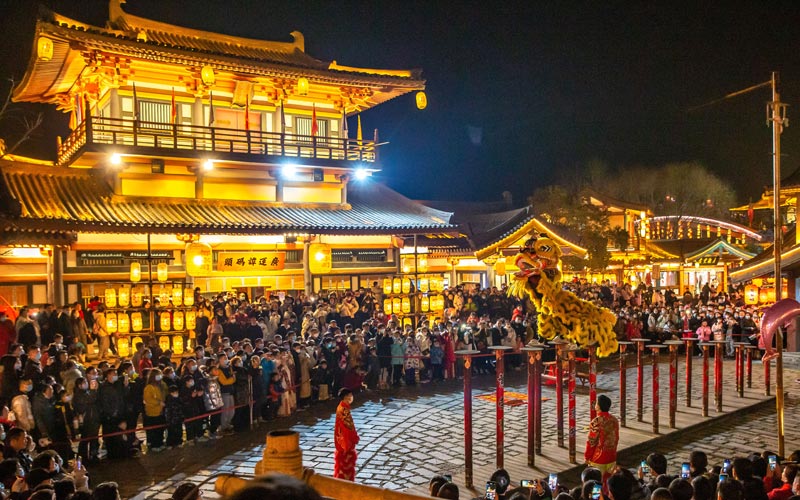 2��4�����������(y��ng)�ƳǾ��^(q��)�������������˱����ο�ǰ��(l��i)�pҹ����Ʒ��ζ���^(gu��)�L(zh��ng)�١�