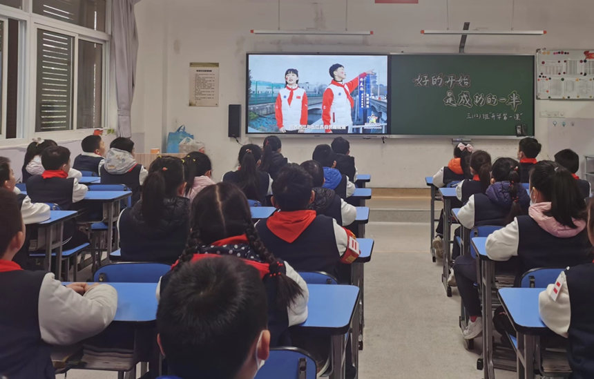 �ڡ��_�W(xu��)��һ�n��������h������С�W(xu��)����ͨ�^ҕ�l��ʽ���տ�ͬ�����}������ӭδ���������x���z