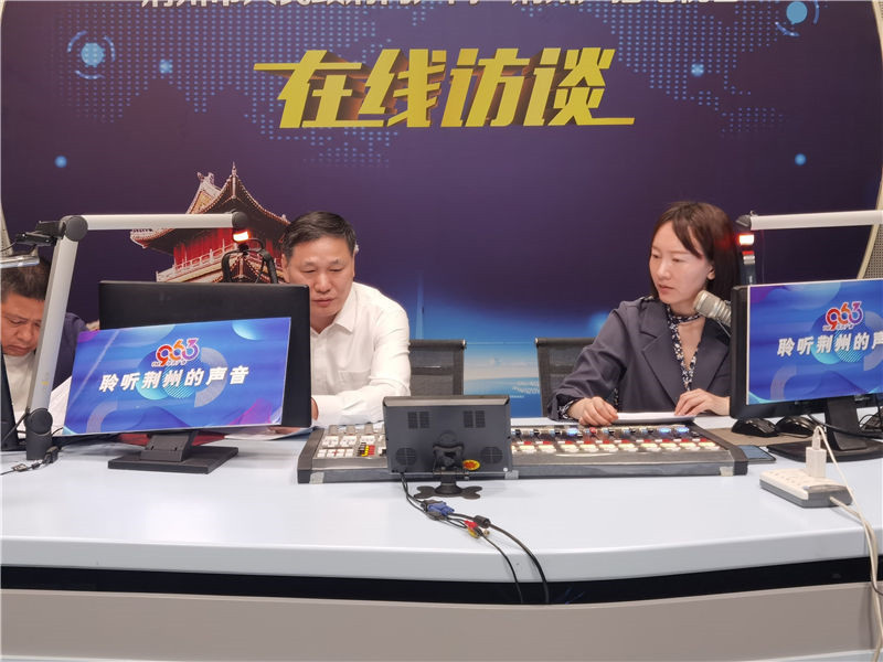 公司領(lǐng)導(dǎo)班子成員輪流帶隊走進《行風(fēng)熱線》 。