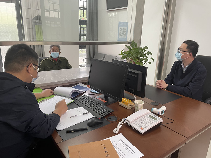 青年干部與案件反映人見面對案件調(diào)查結(jié)果進行反饋。