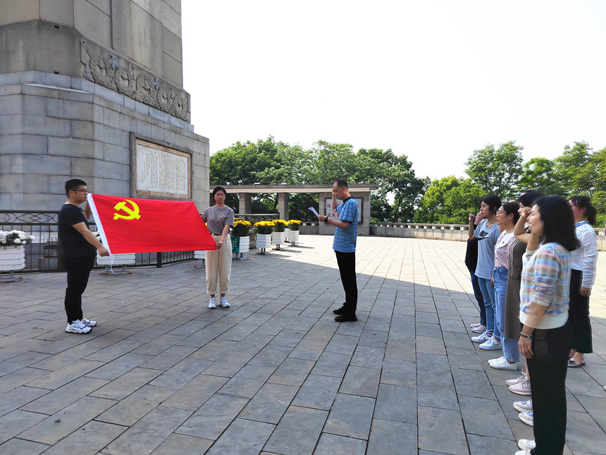 青年紀(jì)檢監(jiān)察干部現(xiàn)場(chǎng)重溫入黨誓詞，重溫紅色歷史。