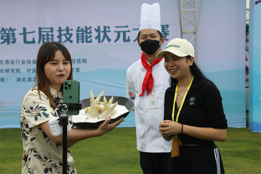 網(wǎng)絡(luò)主播在直播間介紹端午創(chuàng)新菜品酸奶涼米粽。聶爽攝