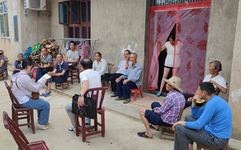 浠水縣關(guān)口鎮(zhèn)紀(jì)委入戶走訪了解基層微腐敗問題。