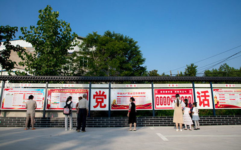 浠水縣竹瓦鎮(zhèn)朱店村村務(wù)監(jiān)督委員會成員及村民參觀廉政文化廣場。