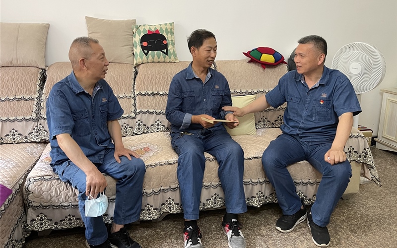 組織黨委班子成員到困難黨員家中走訪慰問。郭欣鑫攝