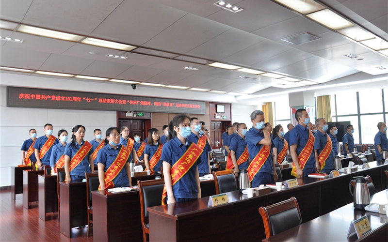 為&ldquo;兩優(yōu)一先&rdquo;現(xiàn)場頒獎。朱葉林攝