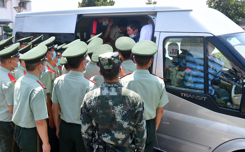2022年7月14日，李林雨親屬與李林雨生前所在中隊官兵依依惜別。謝定安攝