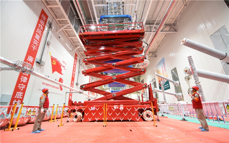 國網(wǎng)湖北送變電公司共產(chǎn)黨員服務隊建設±800千伏武漢換流站。鄒小民攝