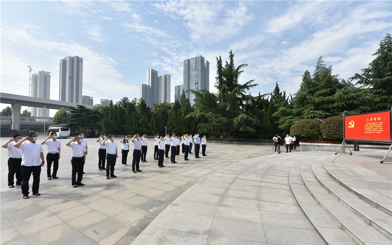 國(guó)網(wǎng)湖北送變電公司黨委理論中心組在武漢二七革命紀(jì)念館開展黨史學(xué)習(xí)教育。鄒小民攝