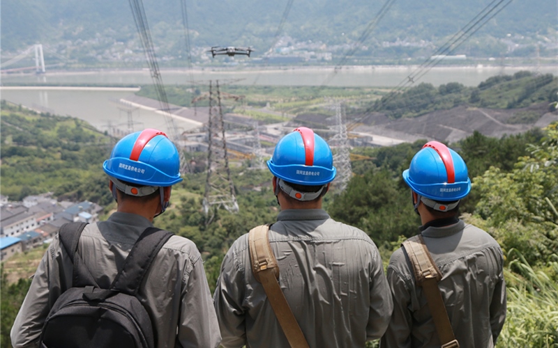 頂著烈日“汗”衛(wèi)電力外送大動脈。李治飛、羅喻昀攝