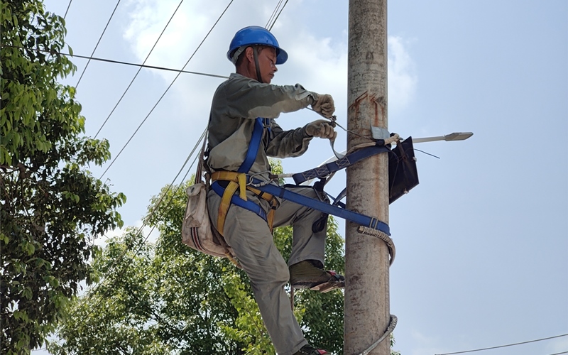 荊州電力工作人員在酷暑下檢修。龔雪云攝