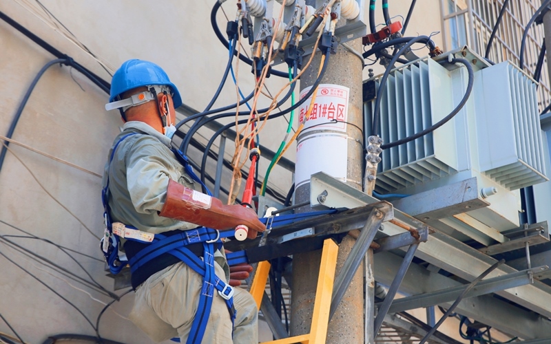 迎峰度夏，荊州電力工作人員在小南小區(qū)路進(jìn)行燒毀臺(tái)區(qū)搶修。李琦攝