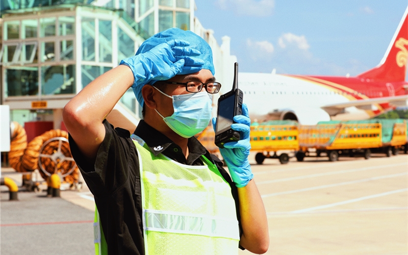 火辣的機(jī)坪上最高溫度近60℃，安檢監(jiān)護(hù)員們，頂著烈日的守護(hù)著飛機(jī)安全。張蒙攝