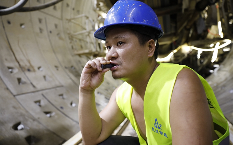 武漢地鐵19號(hào)線(xiàn)花山車(chē)輛段出入段線(xiàn)的隧道右線(xiàn)盾構(gòu)機(jī)內(nèi)，操作員在喝藿香正氣液防暑。袁永華攝