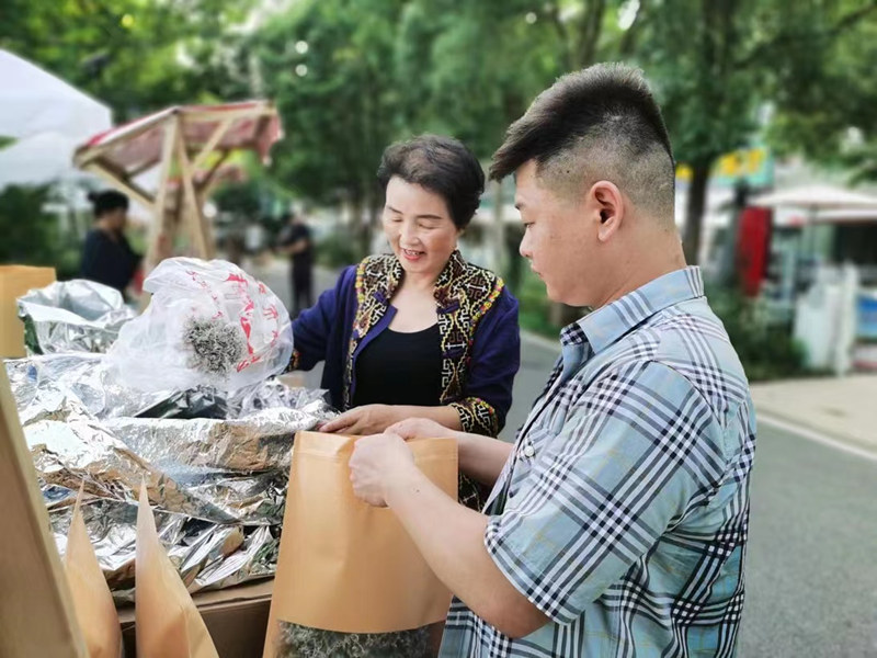 市民選購來鳳農(nóng)副產(chǎn)品。