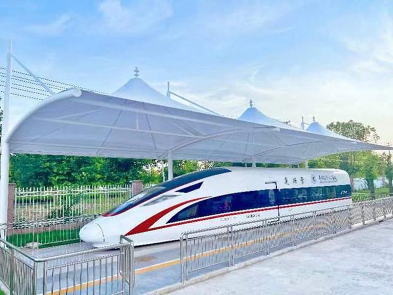 學(xué)校建有復(fù)興號(hào)高鐵站供學(xué)生實(shí)踐學(xué)習(xí)。