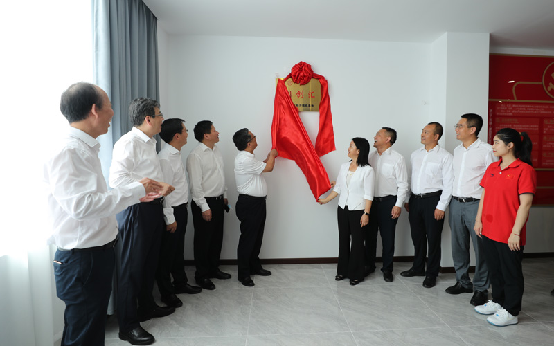 省委統(tǒng)戰(zhàn)部副部長、省工商聯(lián)黨組書記胡勇政，市委常委、統(tǒng)戰(zhàn)部部長楊玲為同創(chuàng)匯揭牌(攝影：鄧洲).