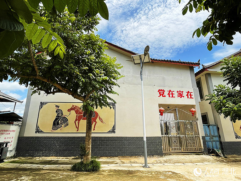 村民家的院墻上印刷著“黨在 家在”的標語。人民網(wǎng) 周恬攝