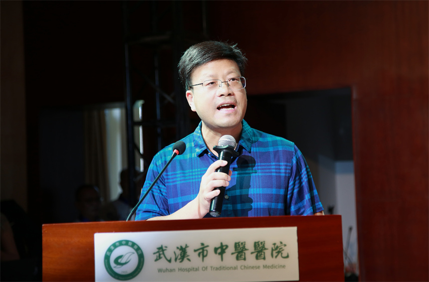 武漢市衛(wèi)健委機關(guān)黨委專職副書記萬由鑫點評規(guī)范診療節(jié)目。