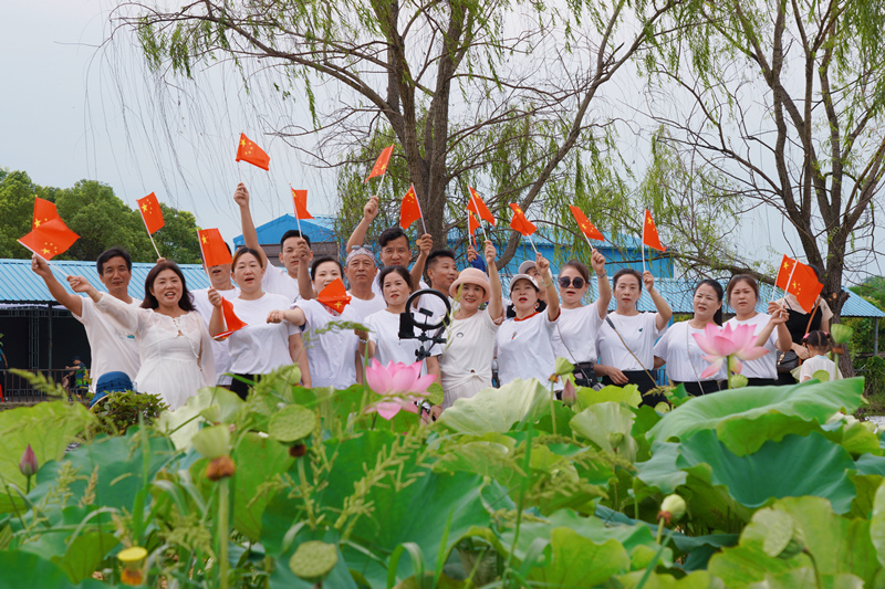 樂隊組團(tuán)在李集胡店村荷花基地高歌。葉東輝攝