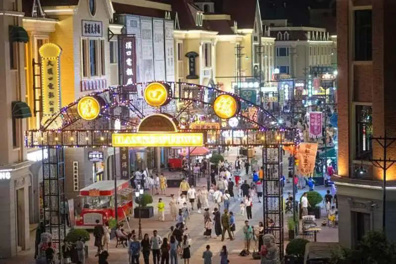 “夜?jié)h口”人氣旺。黃宣攝