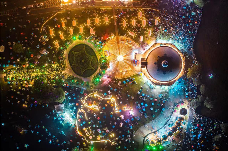 夜晚的木蘭草原流光溢彩華燈璀璨。黃宣攝