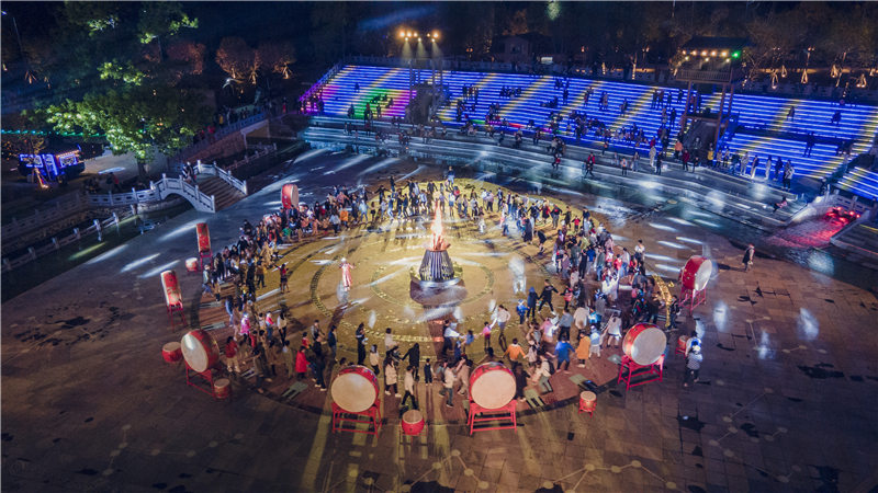 篝火晚會(huì)。黃宣攝