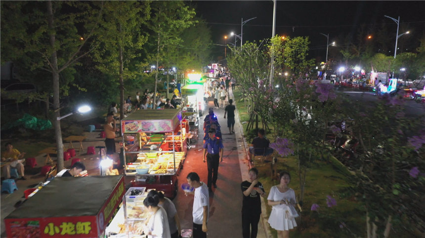 黃岡市浠水縣月湖公園夜市區(qū)。周航川攝