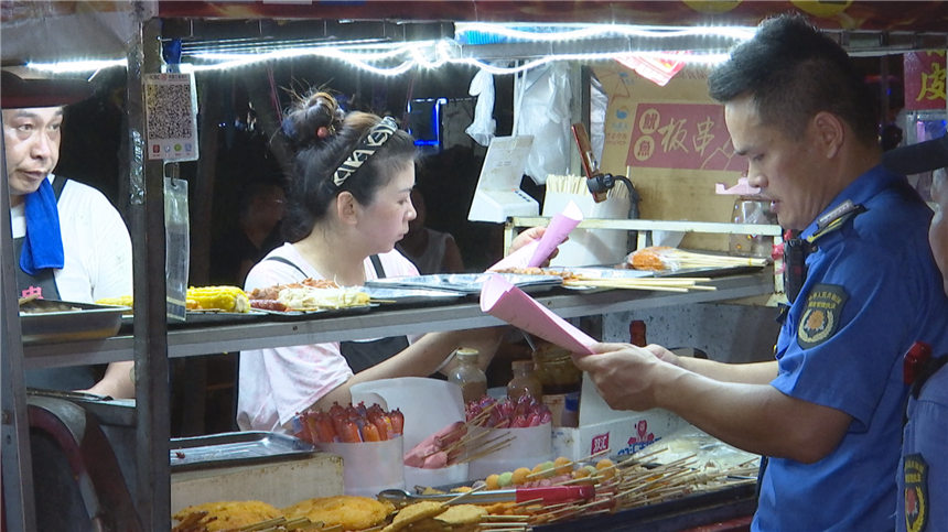 黃岡市浠水縣月湖公園夜市區(qū)。周航川攝
