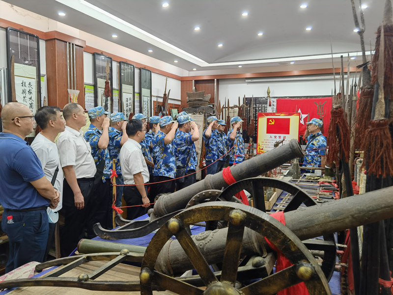 復(fù)員退伍軍人參觀革命教育基地。