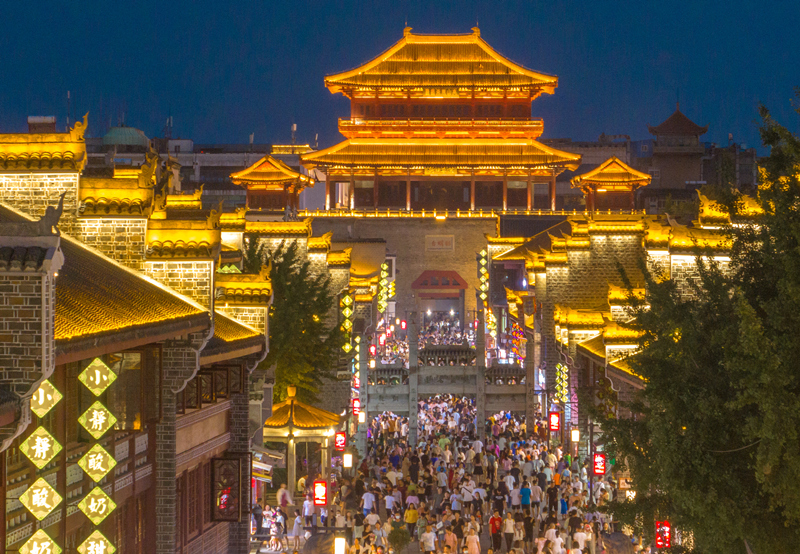 湖北省襄陽古城北街和臨漢門亮起霓虹燈，吸引了眾多市民和游客游玩，欣賞流光溢彩的古城夜景。