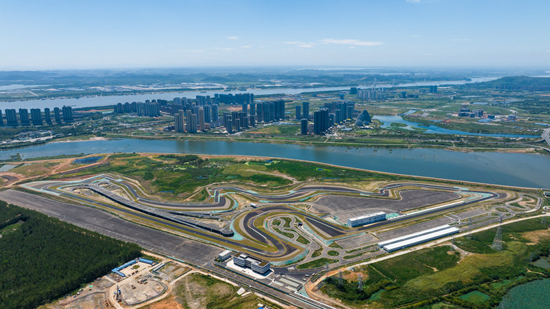 8月5日，武漢智能網(wǎng)聯(lián)汽車測試場項目竣工。