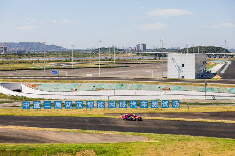 8月5日，武漢智能網(wǎng)聯(lián)汽車測試場項目竣工。