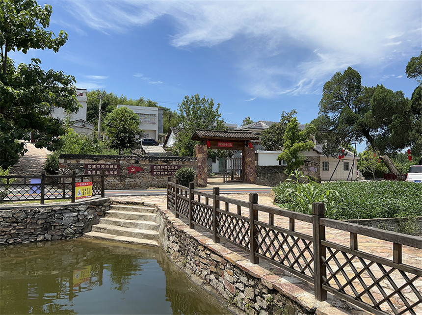 締造美好環(huán)境與幸福生活 打造鄉(xiāng)村振興“示范片”。