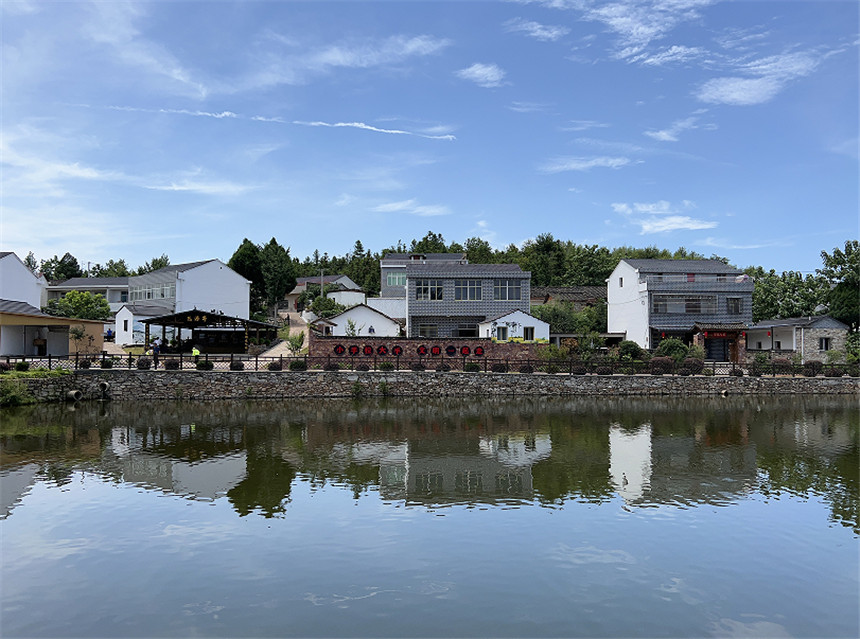 締造美好環(huán)境與幸福生活 打造鄉(xiāng)村振興“示范片”。