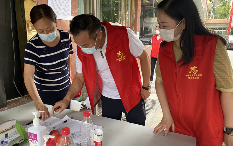 單位主要負責人督導(dǎo)社區(qū)疫情防控工作。建圓圓攝