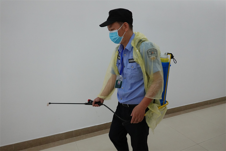 組織專班對辦公區(qū)域進(jìn)行環(huán)境消殺。