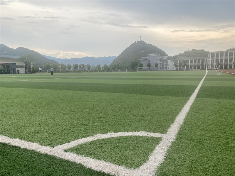 巴東縣神農(nóng)中小學(xué)神農(nóng)中小學(xué)操場(chǎng)。