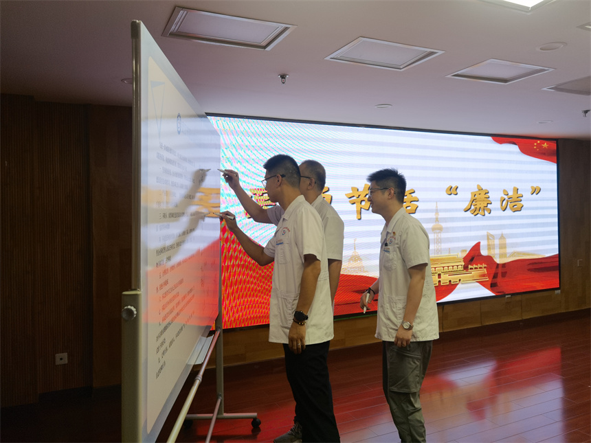 企業(yè)醫(yī)師和職防院醫(yī)師共同簽署醫(yī)師廉潔從業(yè)承諾。武漢市職業(yè)病防治院供圖
