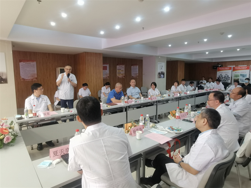 職防院醫(yī)師為企業(yè)醫(yī)師現(xiàn)場答疑解惑。武漢市職業(yè)病防治院供圖